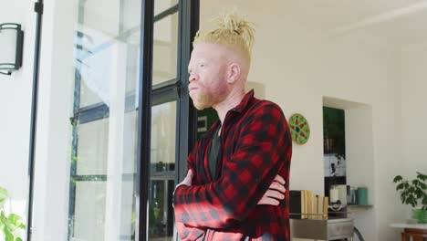 Nachdenklicher-Afroamerikanischer-Albino-Mann-Mit-Dreadlocks,-Der-Auf-Das-Fenster-Schaut