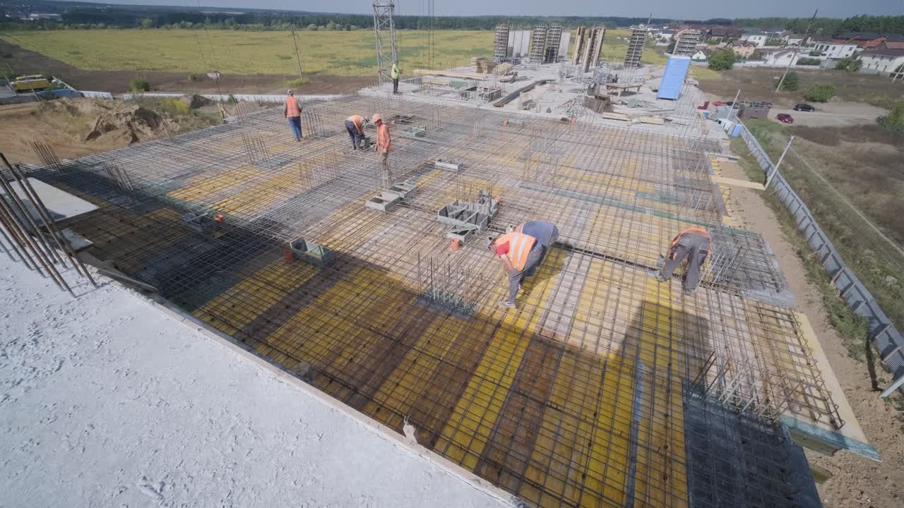 construcción en tecnología monolítica. construcción del edificio. marco de hormigón del edificio.