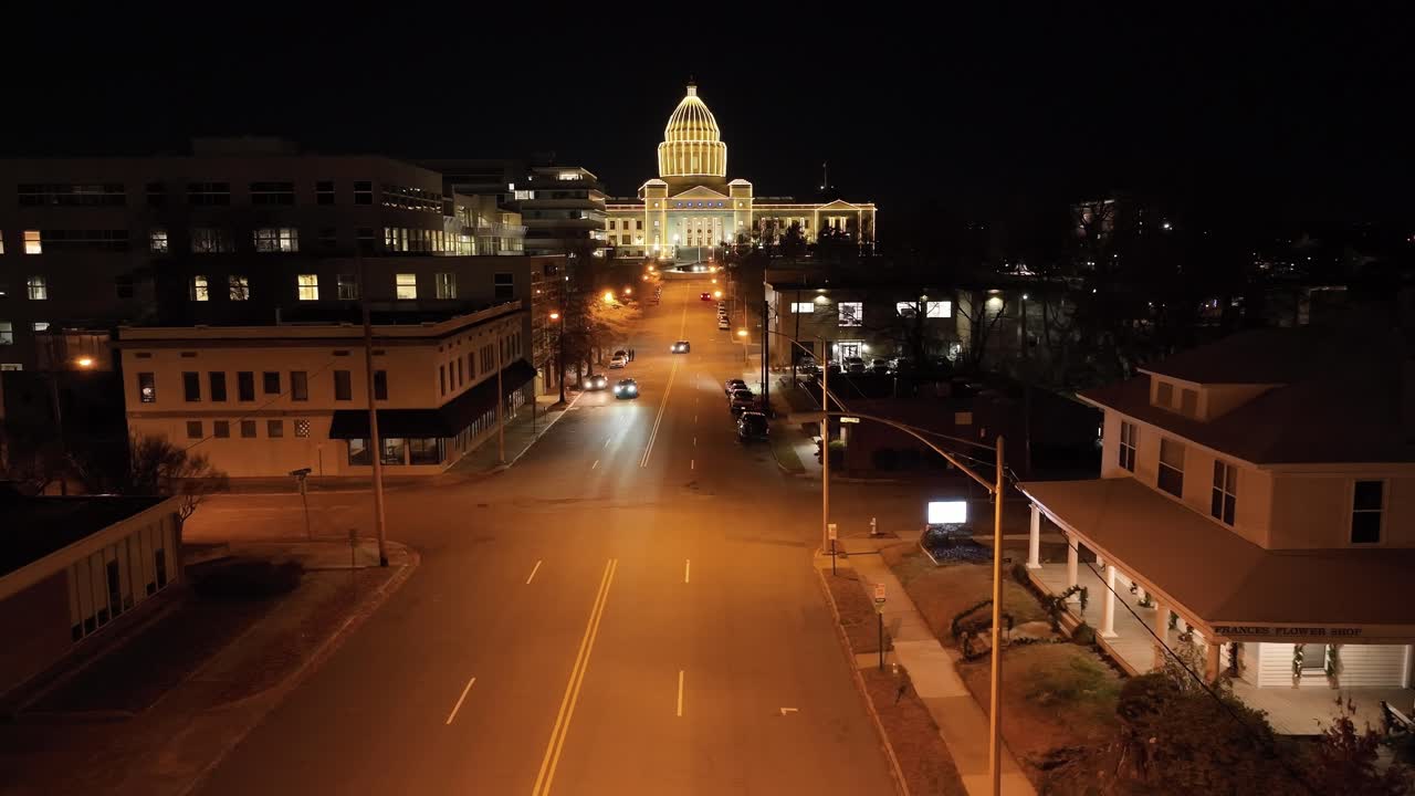 아칸소 주 리틀 록 (little rock) 에 있는 아칸소 주립 의회 건물 (arkansas state capitol building) 은 밤에 드론 영상으로 낮고 안정적입니다.