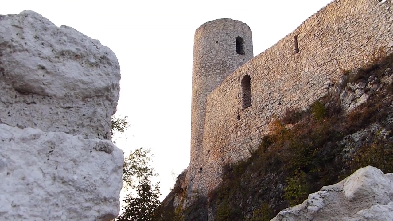 Guardando in alto il mastio del castello di Pilcza. Smolen, Polonia.