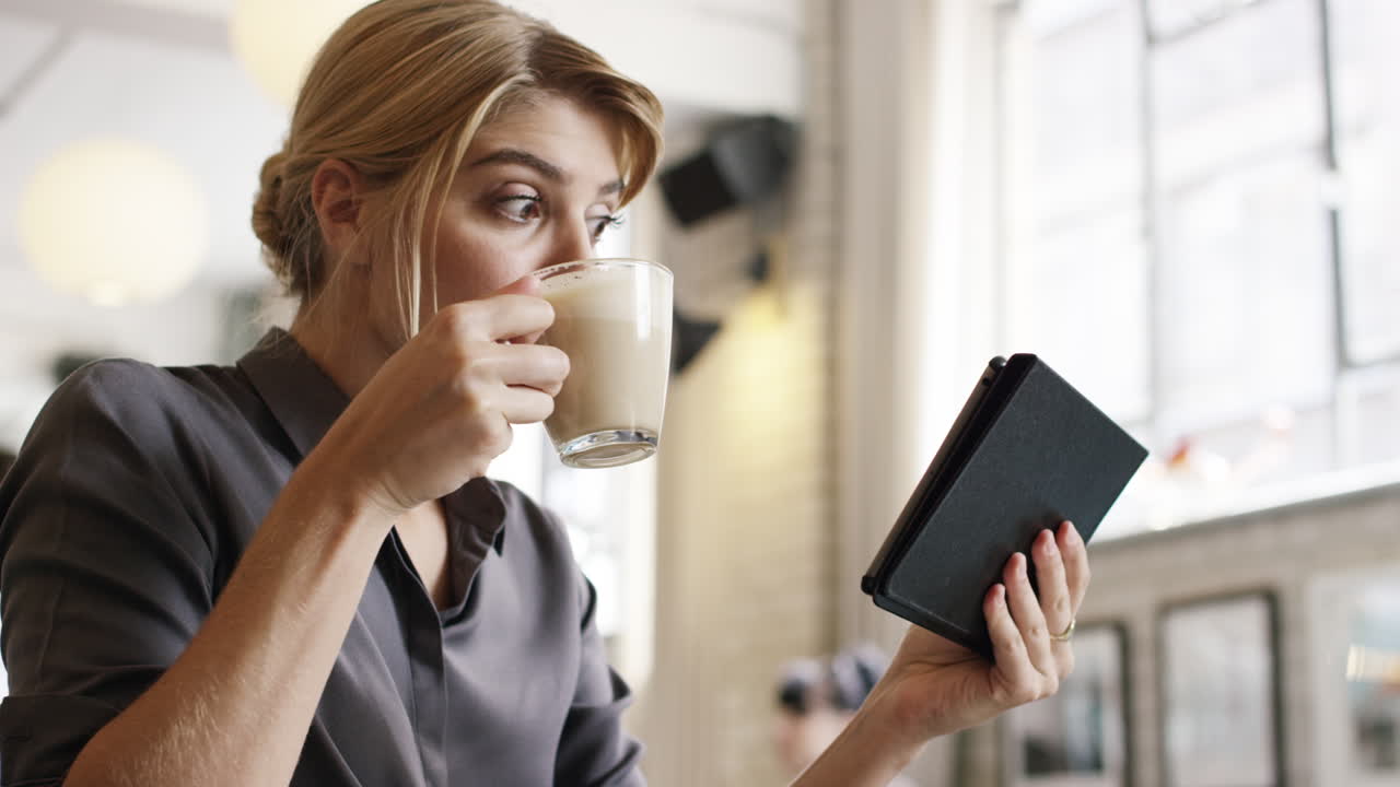 성공한 여성 팔을 들고 온라인 포커에서 우승을 축하합니다.