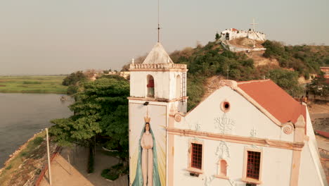 Frente-De-Viaje,-Muxima,-Lugar-De-Culto-Religioso,-Angola,-áfrica,-El-Río-Kwanza-Al-Fondo-4