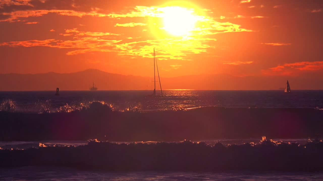 아름답고 영감을 주는 남부 캘리포니아 일몰 앞에서 파도가 부서집니다 1