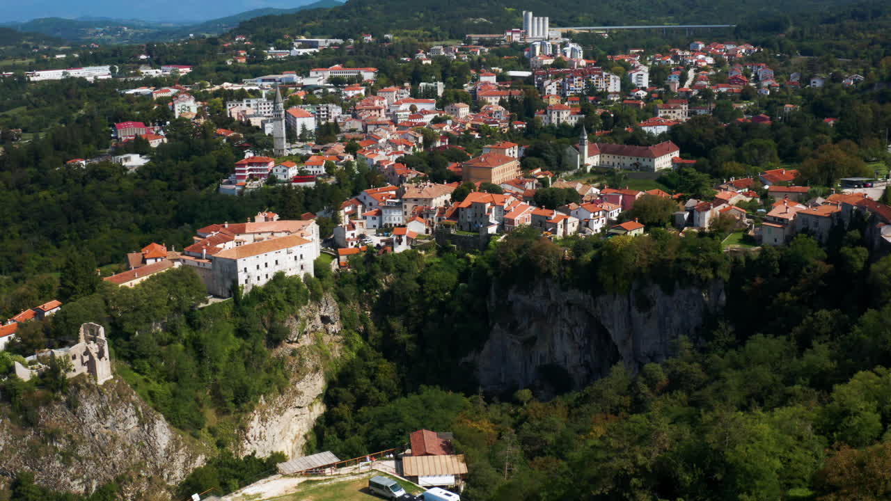 Luftfoto af Pazins hule og by om dagen i Istrien, Kroatien.