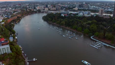 Vista-Aérea-Del-Río-Brisbane-Y-El-Distrito-Central-De-Negocios-De-Brisbane-Al-Atardecer-En-Qld,-Australia