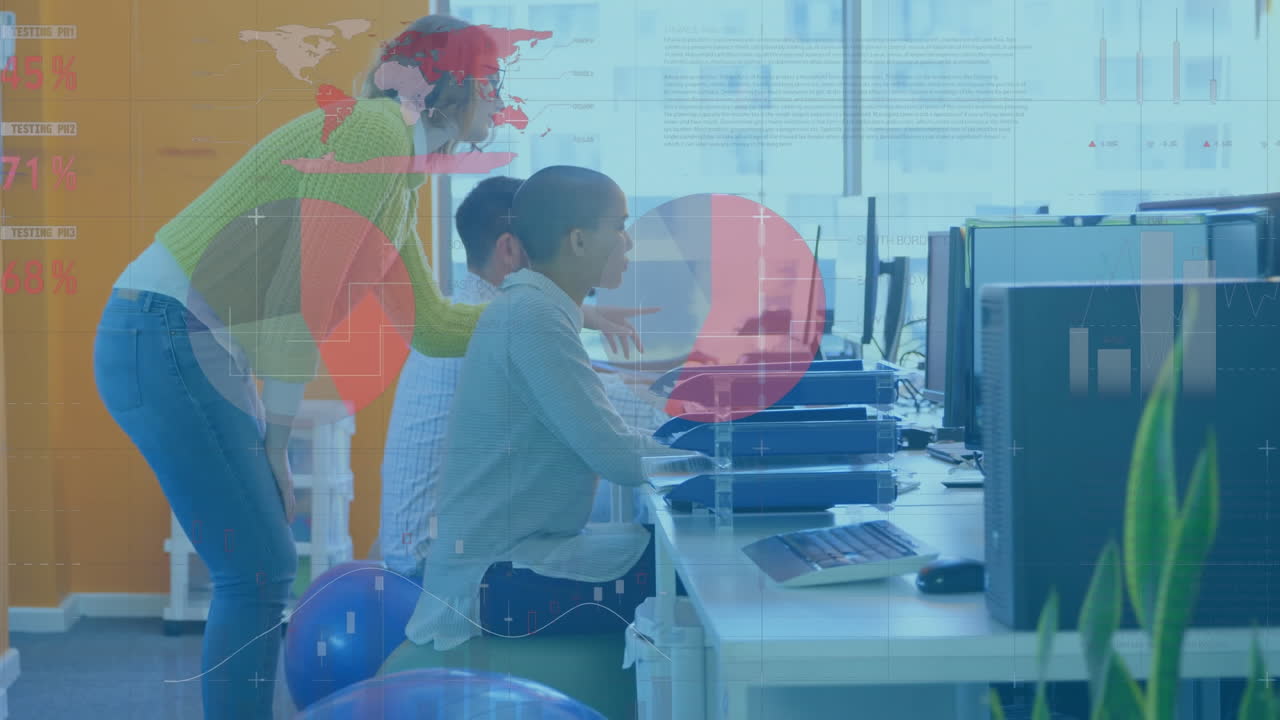 animación de la interfaz infográfica, gerente femenina diversa guiando a un compañero de trabajo en la computadora en la oficina