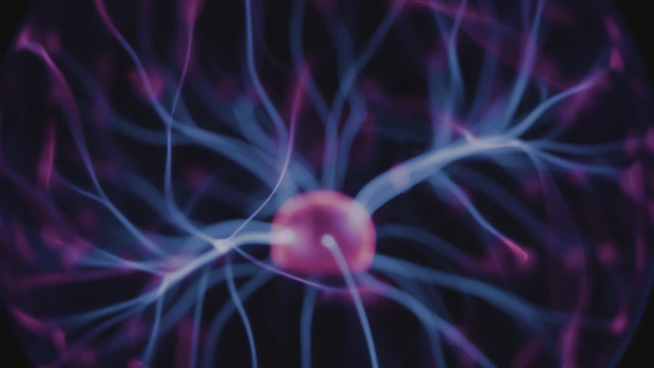 descarga eléctrica de bola de plasma en mezcla de gas nitrógeno helio dentro de esfera de vacío de vidrio primer plano