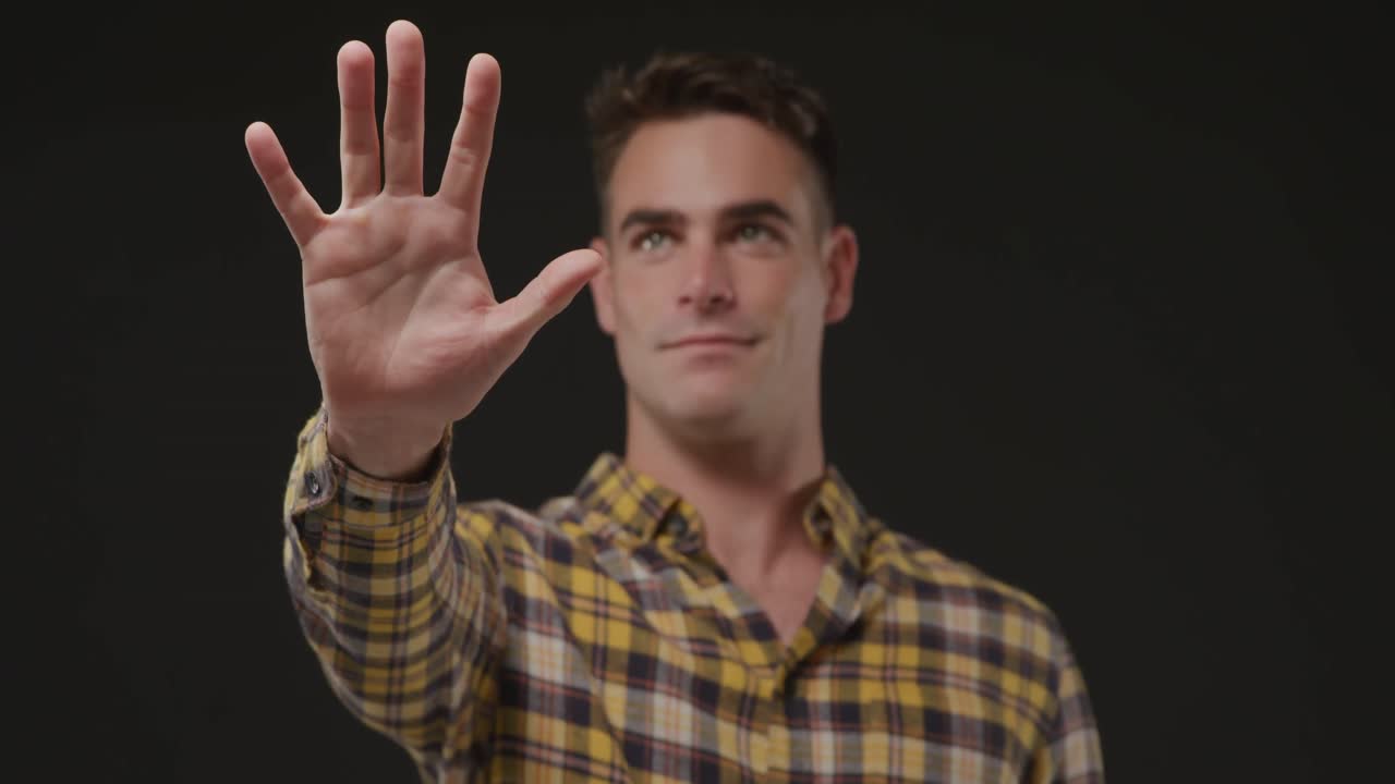 hombre usando una pantalla táctil interactiva