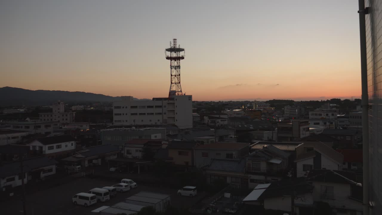 일본 이즈미 (izumi) 에서 황혼이 내려오고 통신탑의 실루과 함께 황혼에 싸인 도시 풍경