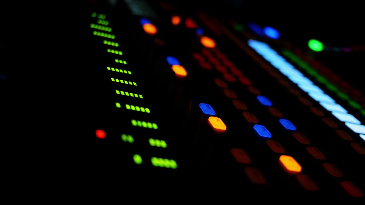 primer plano de la consola de mezcla electrónica