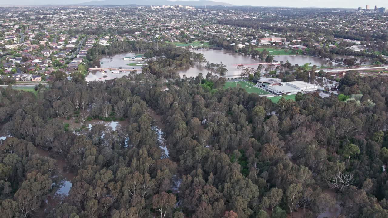 vista aérea sobre el parque yarra flats y campos deportivos inundados con agua de inundación el 14 de octubre de 2022