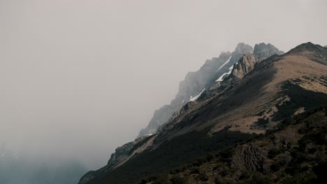 Senderismo-Cerro-Torre-El-Chaltén,-Pico-Cubierto-De-Nieve,-Muy-Por-Encima-De-La-Niebla-Y-Las-Nubes,-Argentina,-Estableciendo-Un-Gran-ángulo