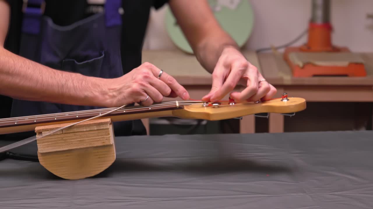 Montare nuove corde su una chitarra elettrica.