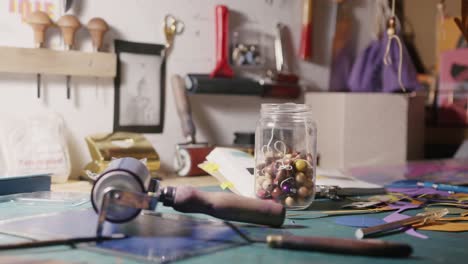 una foto en cámara lenta de un escritorio de artista desordenado