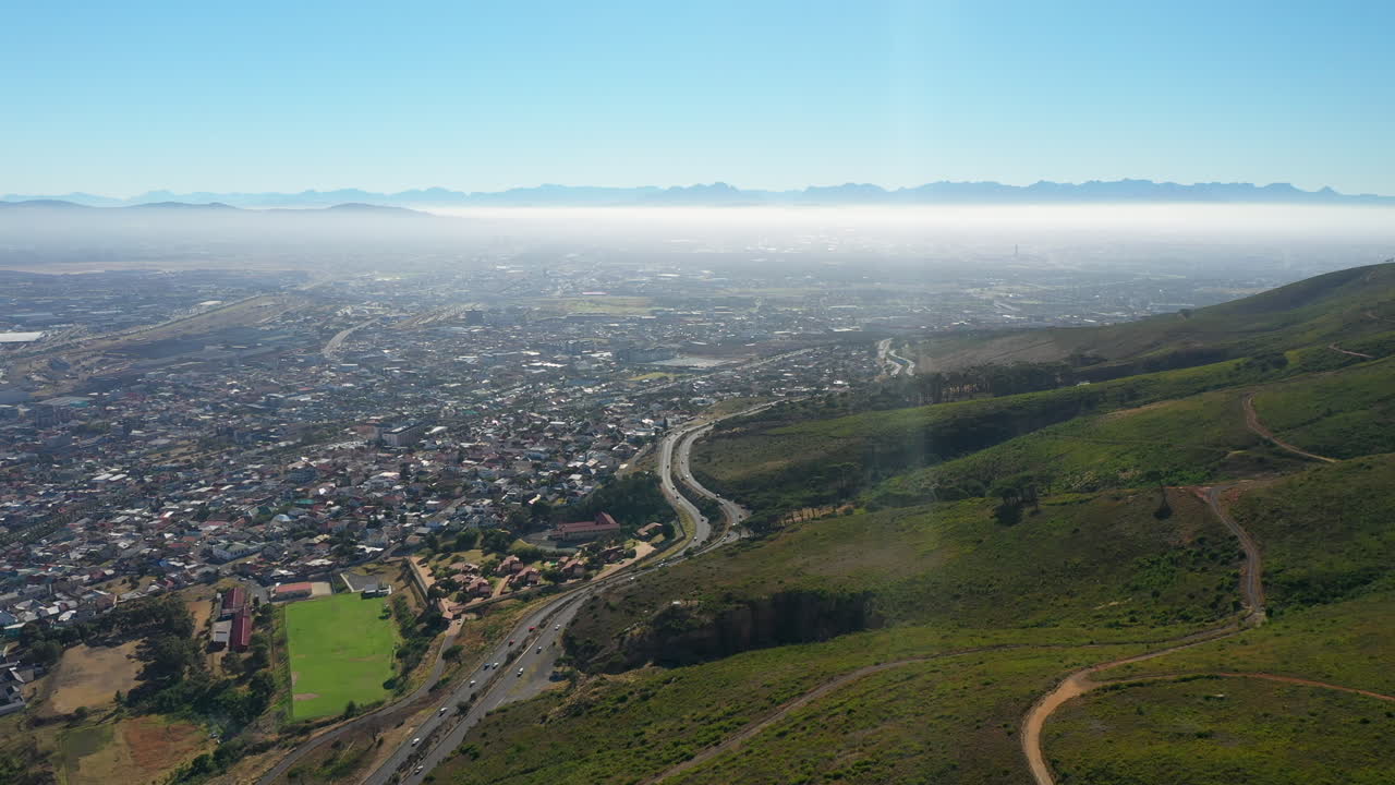 panorama de ou kaapse weg road y paisaje urbano de la orilla del lago en ciudad del cabo, sudáfrica
