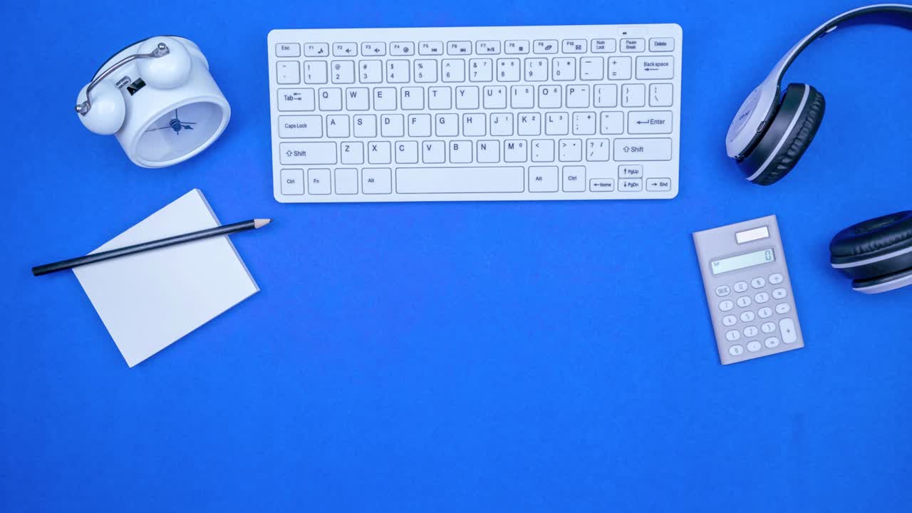 stop motion animación de objetos de negocio teclado, ratón, auriculares, trabajo de papel y calculadora en papel azul fondo video vista superior lapso de tiempo bucle sin costuras mínimo plana