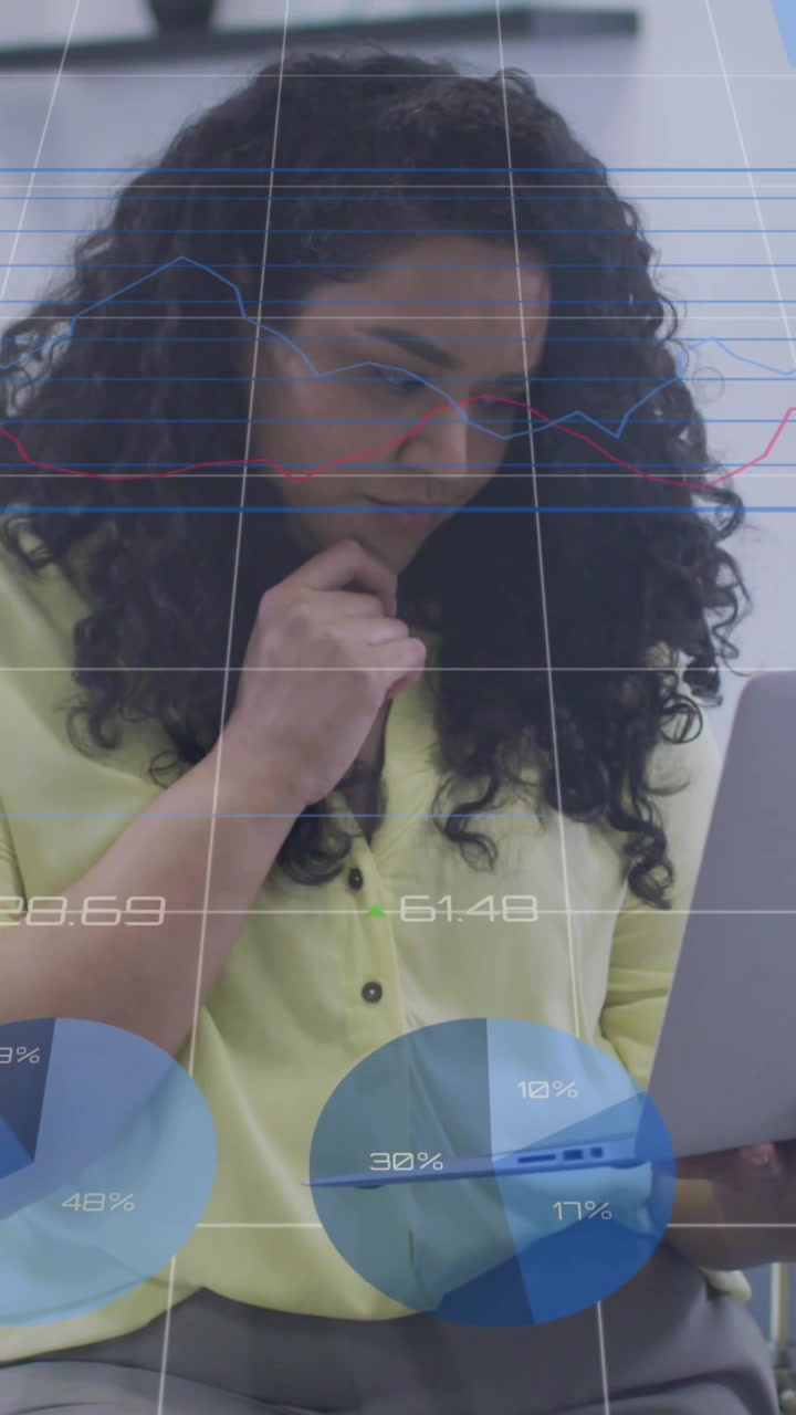 Animazione di grafici ed elaborazione dati su una professionista in ufficio che utilizza un laptop