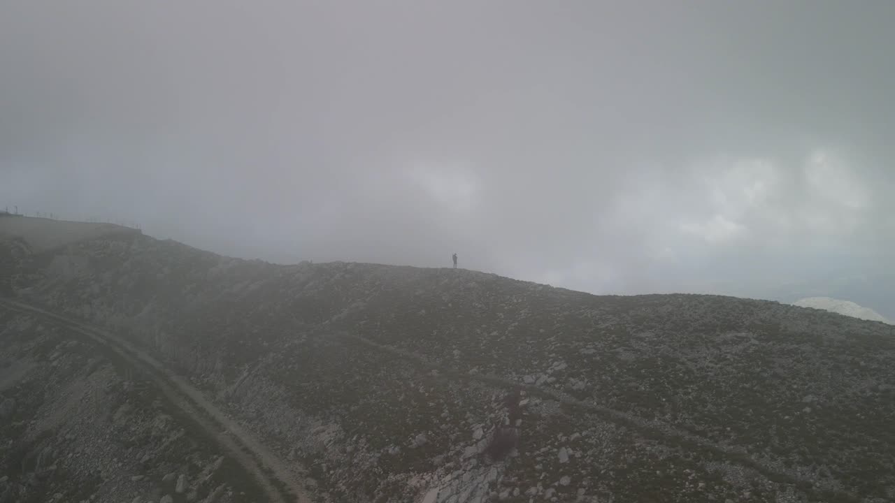 몬테네그로의 lovcen 산 꼭대기에 있는 njegos 영묘의 공중 촬영