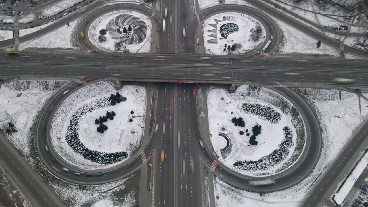 도로 교차로, 대형 자동차 교차로의 공중 타임 스, 겨울 저녁에 공중 고속도로 교차, 컬러 교정 4k 영상