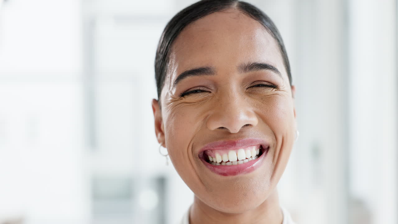 divertido, risueño y profesional con los negocios
