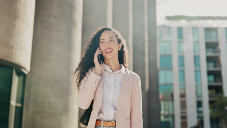 Mujer-De-Negocios-En-La-Ciudad,-Llamada-Telefónica