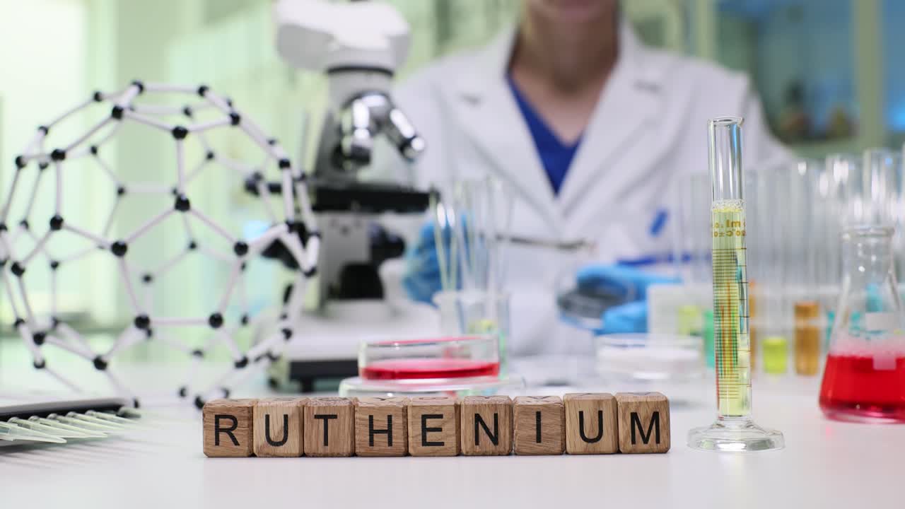 Det kemiske grundstof ruthenium udstillet på et videnskabslaboratorium