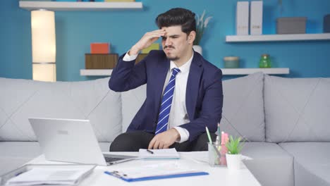 trabajador de oficina en casa cuyo negocio no va bien.