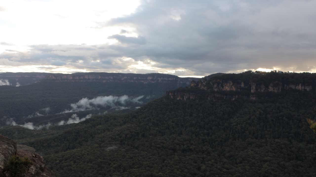 hermosa vista del valle de las montañas azules en sydney nsw australia, naturaleza verde y nubes en la distancia en 4k