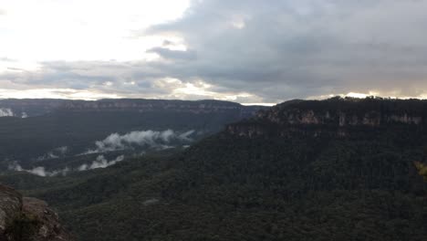 Wunderschöner-Talblick-Auf-Die-Blauen-Berge-In-Sydney,-NSW,-Australien,-Grüne-Natur-Und-Wolken-In-Der-Ferne-In-4k