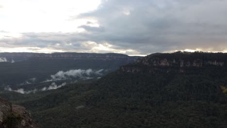 hermosa vista del valle de las montañas azules en sydney nsw australia, naturaleza verde y nubes en la distancia en 4k