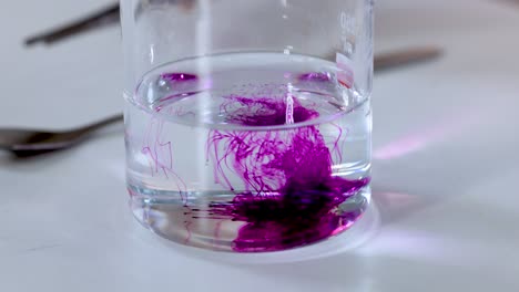 cambio de color en el vaso durante el experimento químico