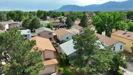 Houses-in-Colorado-neighborhood