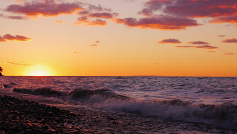 Hermosa-Puesta-De-Sol-Sobre-El-Lago-Ontario,-Estados-Unidos