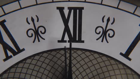 reloj antiguo cuenta atrás para el año nuevo a medianoche