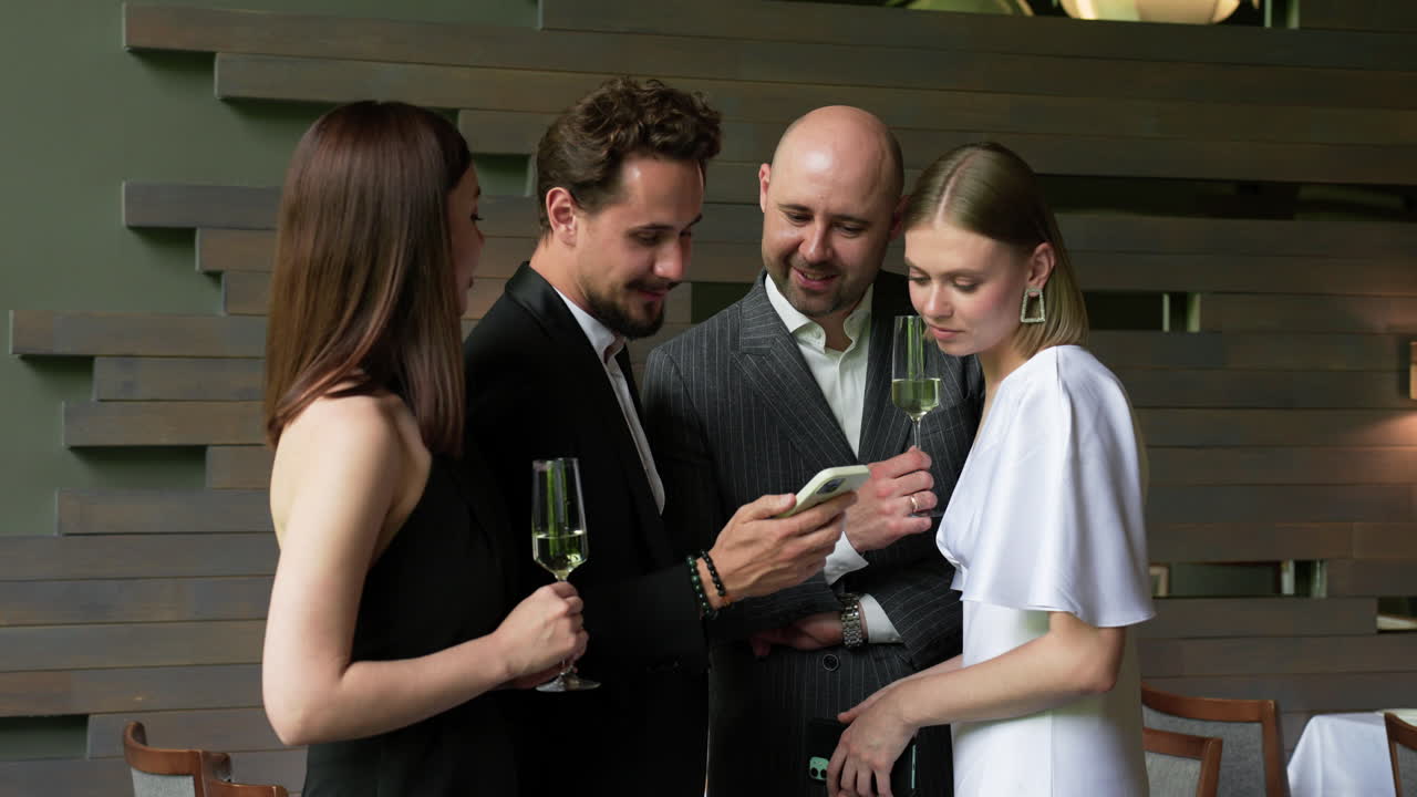 personas viendo video en su teléfono inteligente