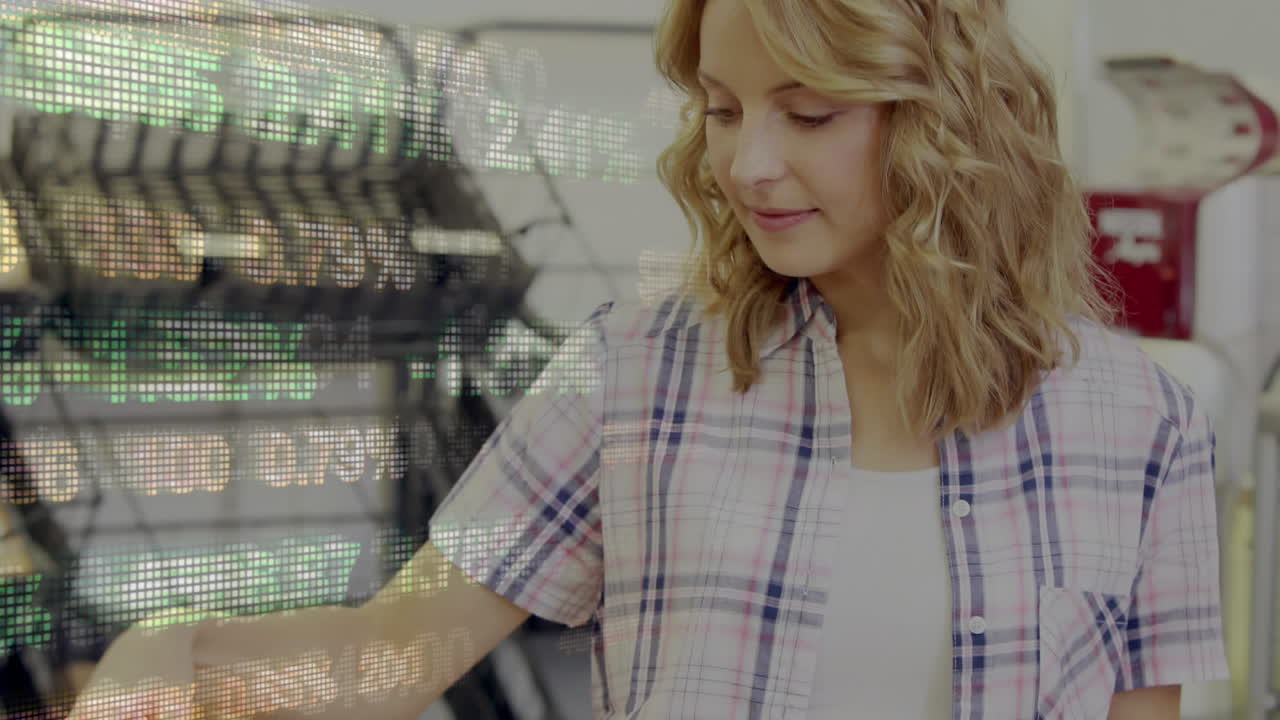 обработка данных фондового рынка против женщин, делающих покупки в продуктовом магазине