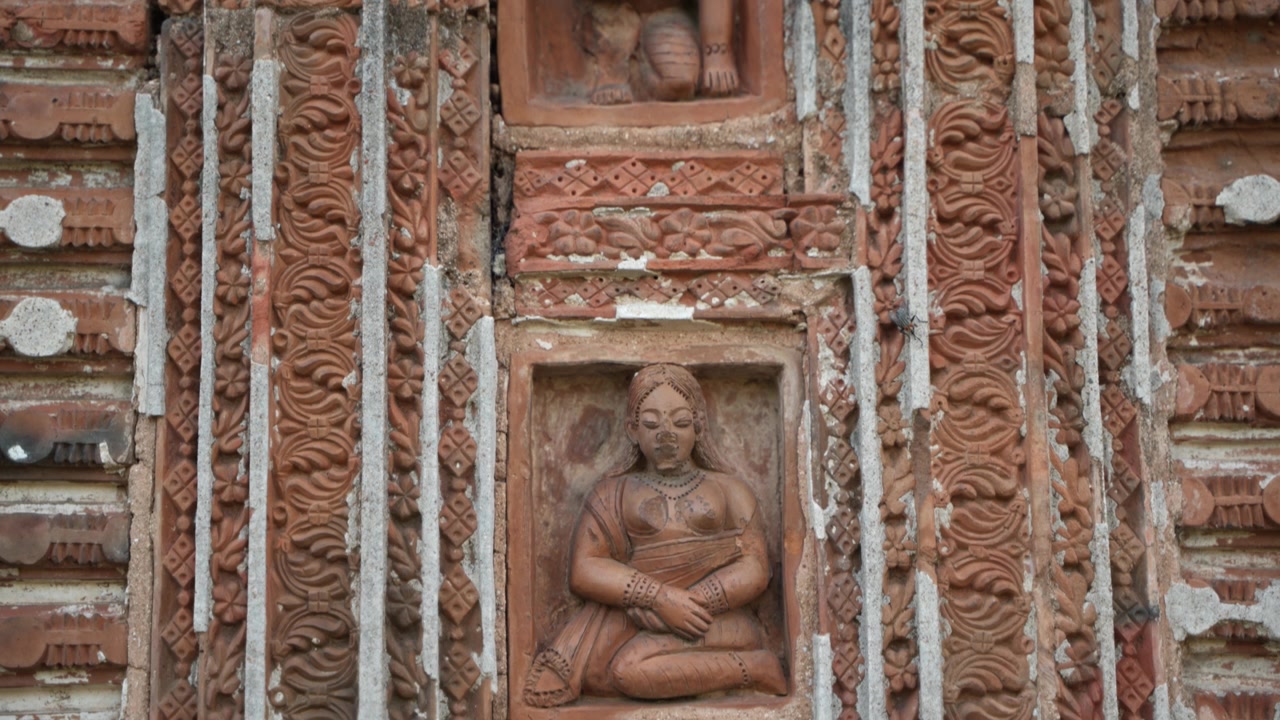 Questo tempio fa parte del complesso templare Kalna Rajbari e le sue pareti presentano vari tipi di intagli elaborati.