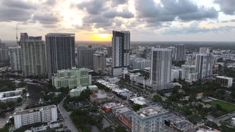 Fort-Lauderdale-Innenstadt-Mit-Wolkenkratzer-Und-Meer-Bei-Goldenem-Sonnenuntergang