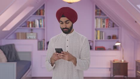 hombre indio sikh feliz enviando un mensaje a alguien