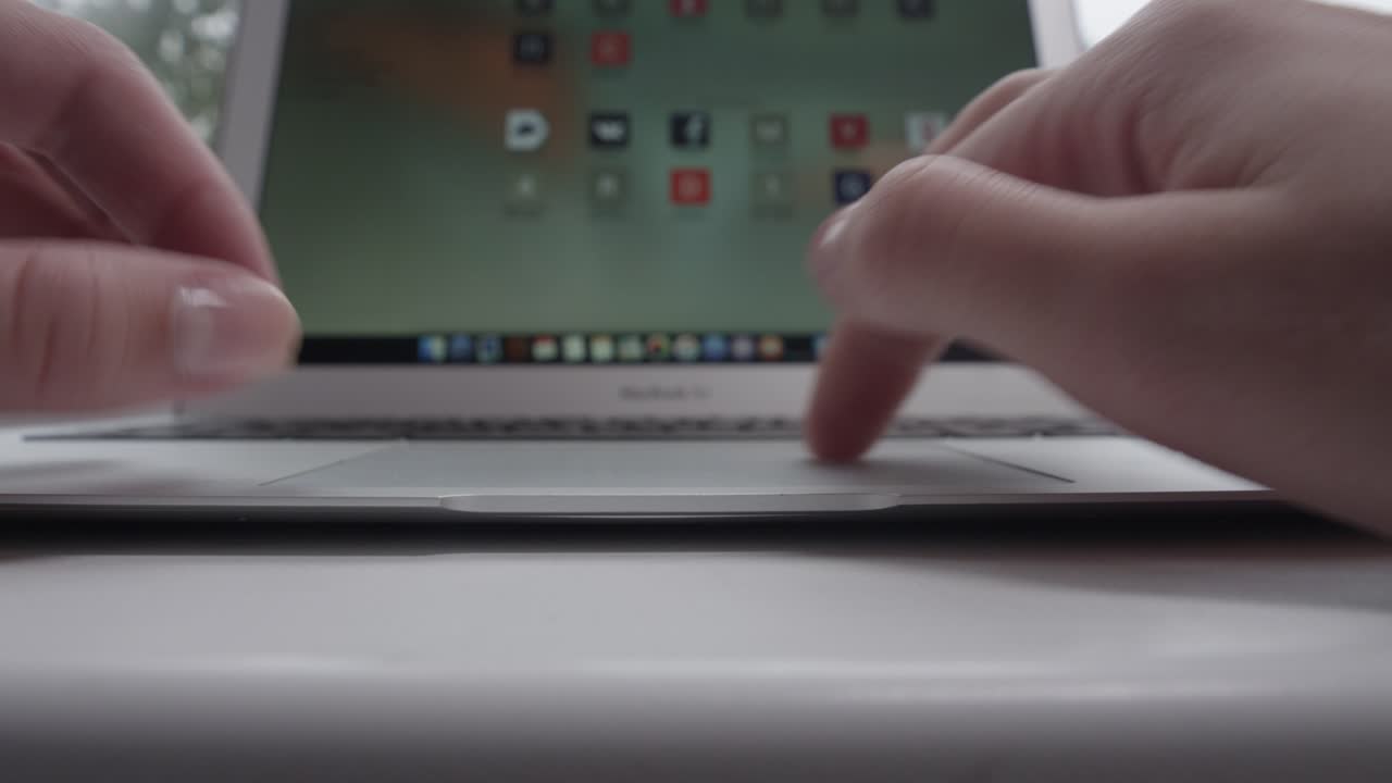 persona que utiliza una computadora portátil