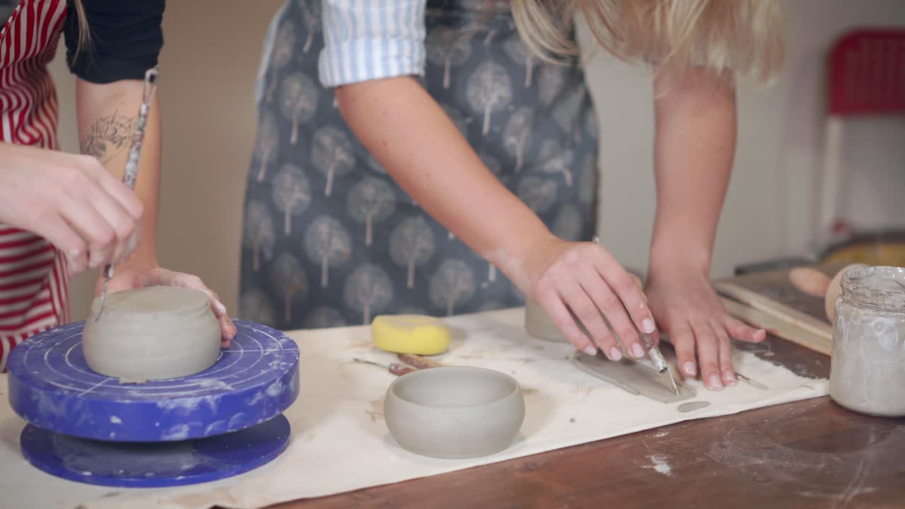 dos mujeres aprendiendo cerámica