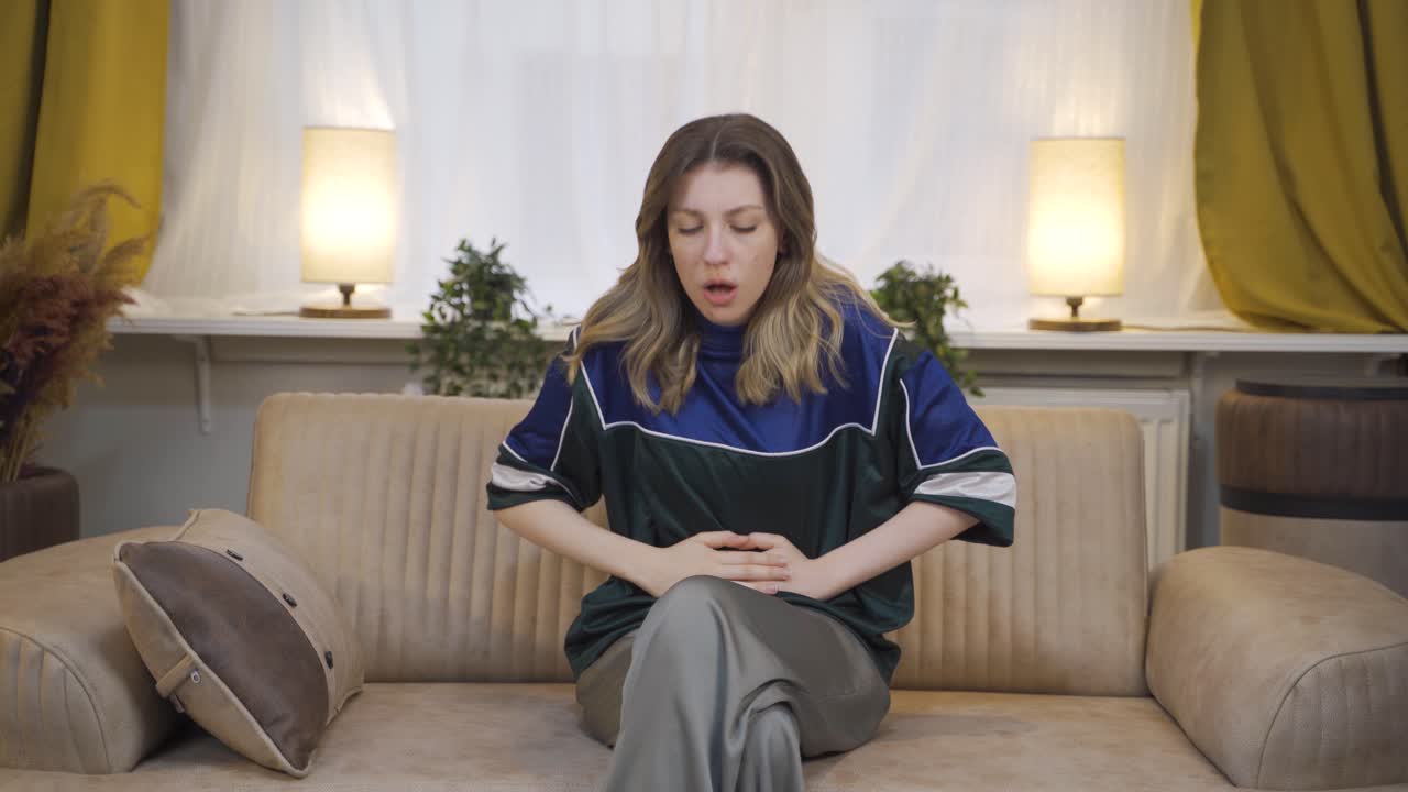 메스꺼움이 있는 젊은 여성.