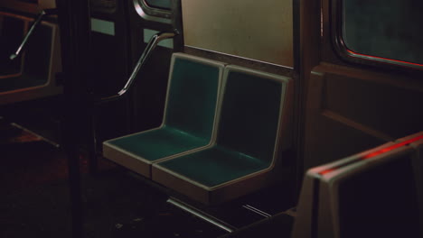 asientos vacíos en un vagón del metro