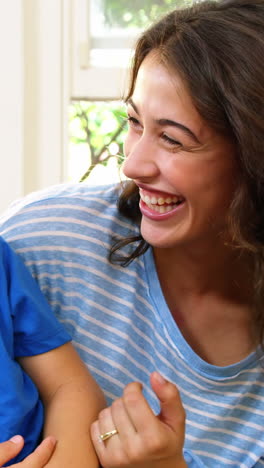 mamá y hijo riendo.