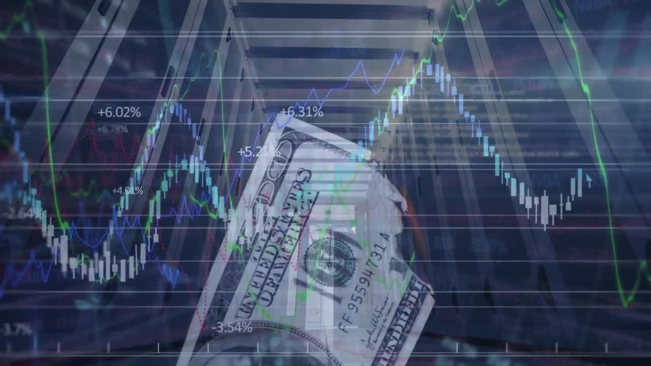 animación del procesamiento de datos y billetes de banco sobre la sala del servidor