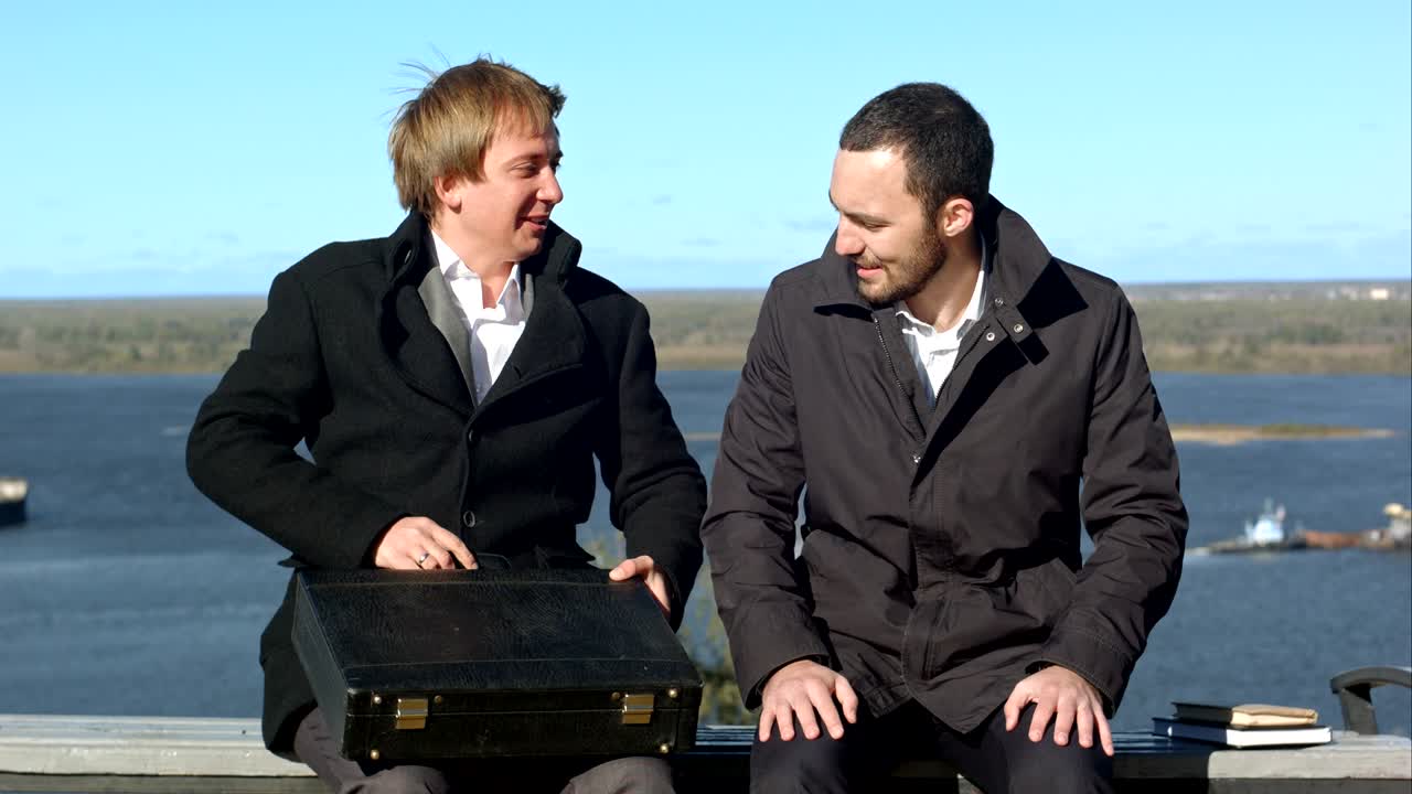 문서를 가진 두 명의 사업가