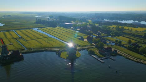 hermosa vista de las extensas granjas de zaanse schans, países bajos - atracción turística ubicada cerca de ámsterdam