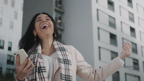 Mujer-De-Negocios-Sorprendida-Leyendo-Buenas-Noticias-En-Un-Teléfono-Inteligente-En-La-Calle-De-La-Ciudad