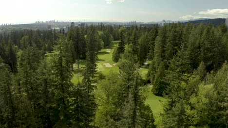 Aerial-Dolly-Rechts-Vom-Golfplatz-Mit-Pinien-Auf-Tri-Cities-Gebiet,-Vancouver,-British-Columbia,-Kanada