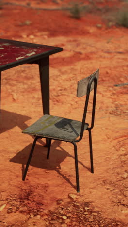 silla y mesa de metal oxidado en un jardín